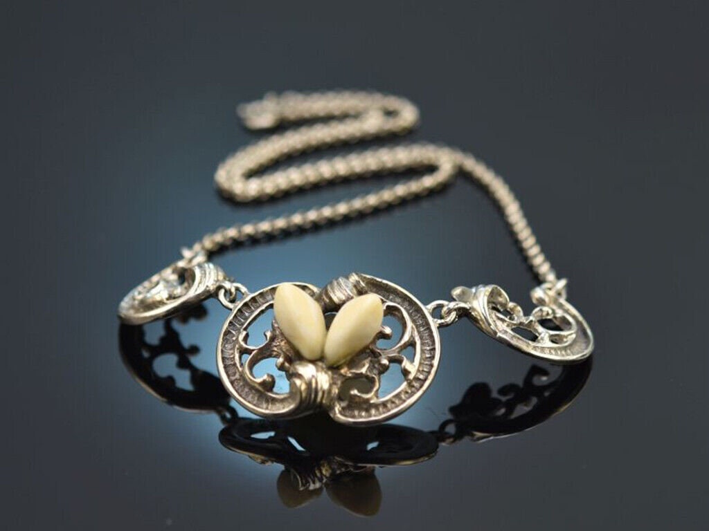 Hübsche Vintage Trachten Kette Mit Grandeln Gearbeitet Um 1960 Aus Silber 835 Hübsche Vintage Trachten Kette Mit Grandeln Gearbeitet Um 1960 Aus Silber 835 von Halsbandaffaire
