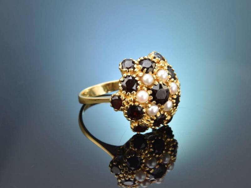 Schöner Edler Granat Ring Mit Saat Perlen Um 1955 Aus Gelb Gold 750 Gearbeitet von Halsbandaffaire