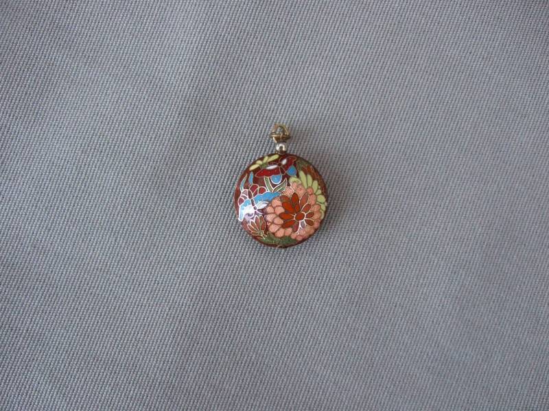 Anhänger Cloisonné Braun Blau Grün Rot Vintage Emaille Messing Emailliert Blumen Blüten Schmetterling Medaillon Schmuck von HamburgVintage