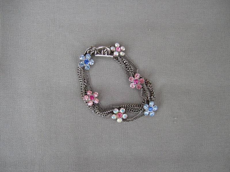 Armband Silber Strass Blumen Bunt Rosa Blau Glitzernd Vintage Modeschmuck Armband Silber Strass Blumen Bunt Rosa Blau Glitzernd Vintage Modeschmuck von HamburgVintage