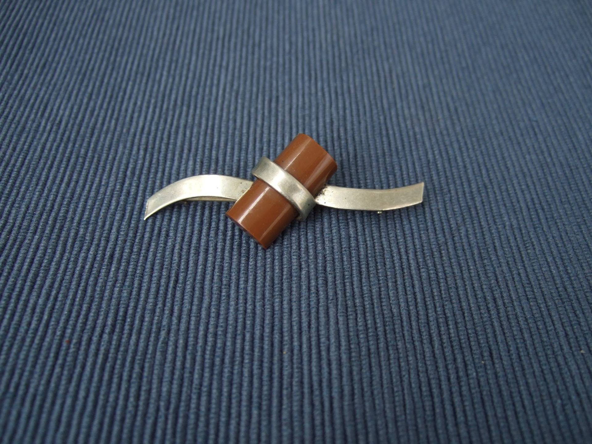 Brosche Art Deco Mit Schlaufe Bakelit Versilbert Silber Braun Modeschmuck Vintage von HamburgVintage