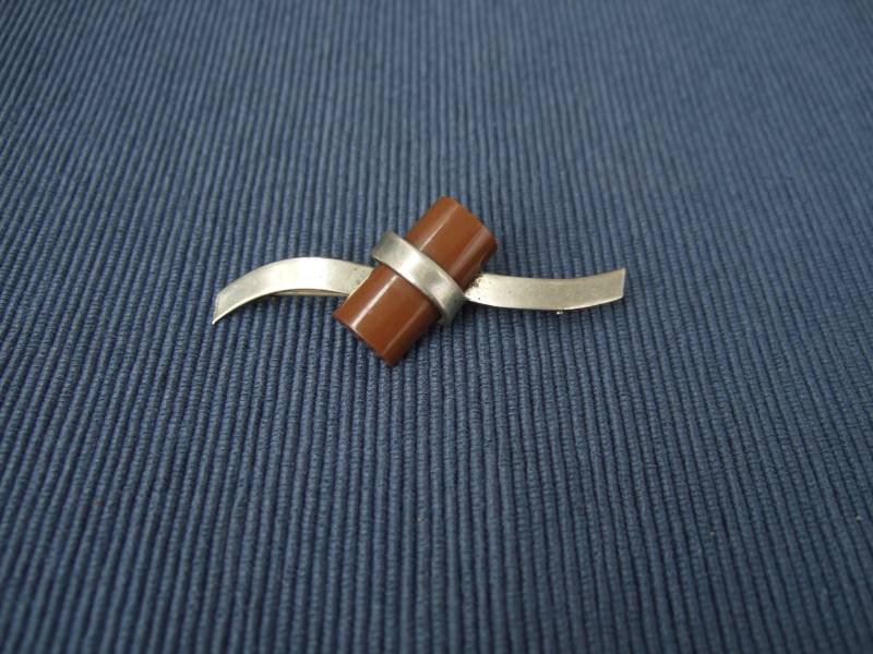 Brosche Art Deco Mit Schlaufe Bakelit Versilbert Silber Braun Modeschmuck Vintage Brosche Art Deco Mit Schlaufe Bakelit Versilbert Silber Braun Modeschmuck Vintage von HamburgVintage