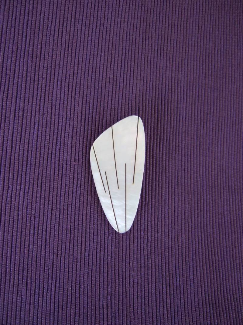 Brosche Perlmutt Gold Mid Century Vintage Dreieckig Dreiecksform Modeschmuck Weiß Von Ah von HamburgVintage