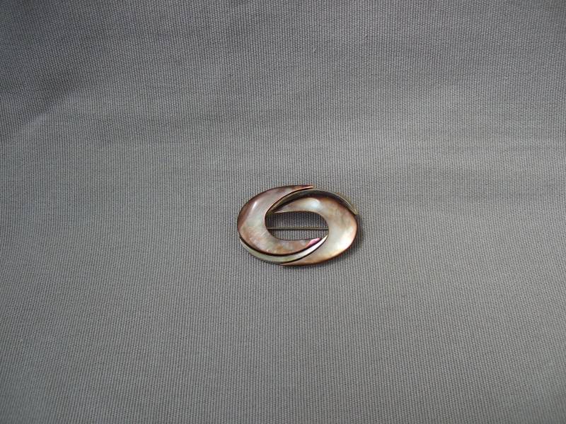 Brosche Perlmutt Mid Century Vintage Oval Gold Braun Modeschmuck Von Ah von HamburgVintage