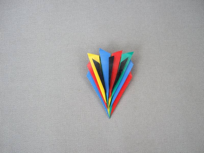Brosche Plastik Bunt 80Er Jahre Vintage Dreieckig Rot Blau Gelb Grün Schwarz von HamburgVintage