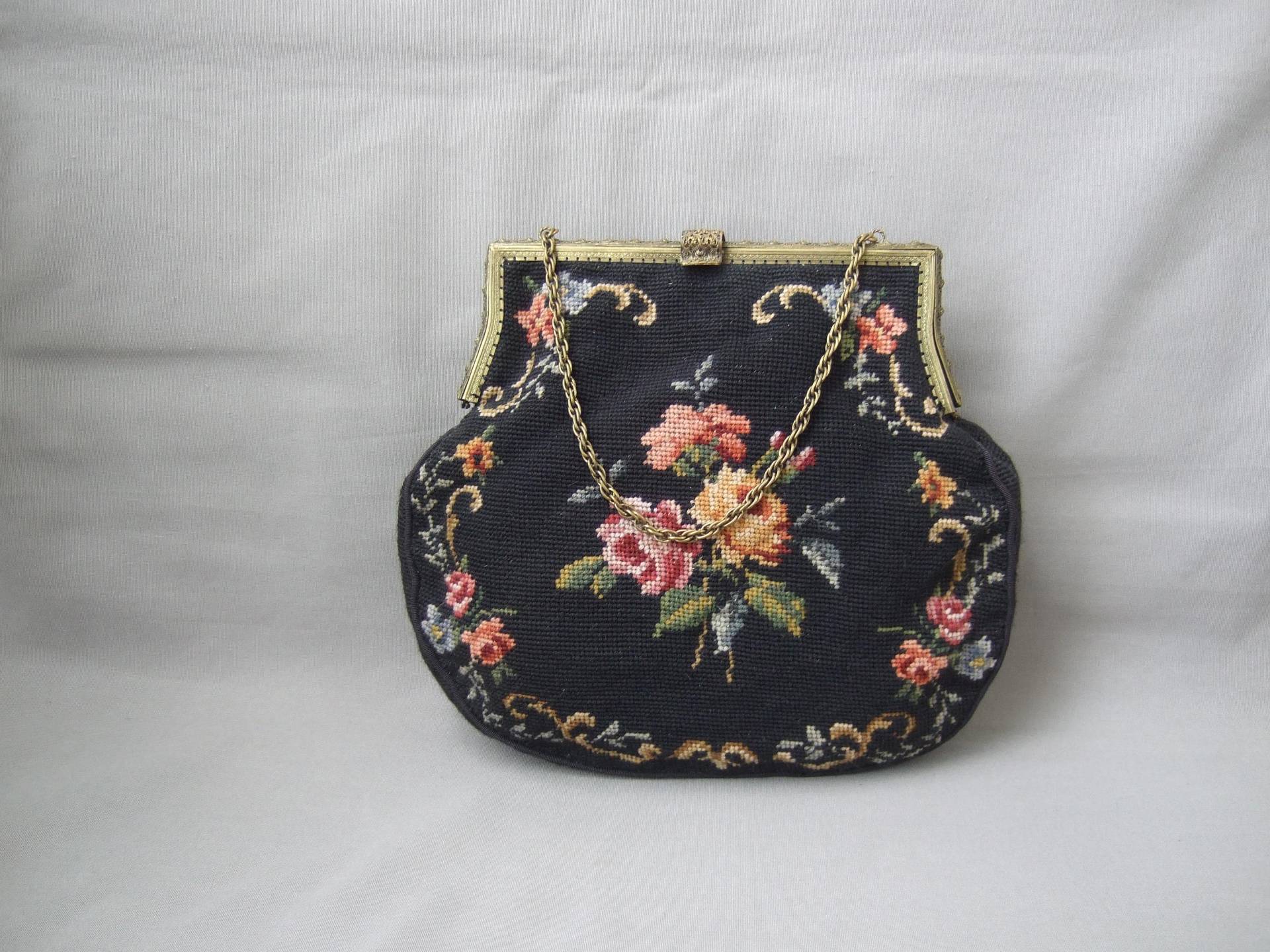 Große Tasche Handtasche Mit Gobelinstickerei Mid Century Vintage Bestickt Rosen Schwarz Blumen Kettenhenkel von HamburgVintage