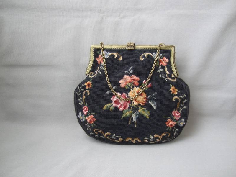Große Tasche Handtasche Mit Gobelinstickerei Mid Century Vintage Bestickt Rosen Schwarz Blumen Kettenhenkel Große Tasche Handtasche Mit Gobelinstickerei Mid Century Vintage Bestickt Rosen Schwarz Blumen Kettenhenkel von HamburgVintage