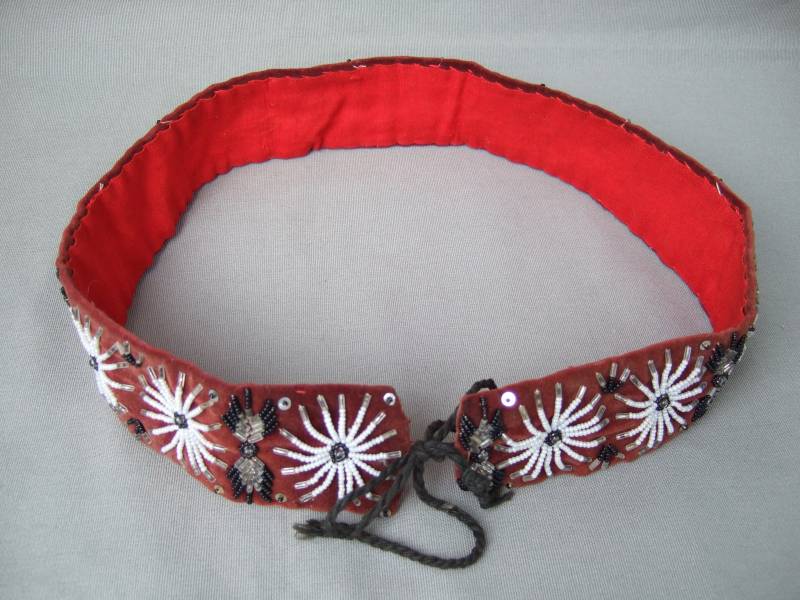 Gürtel Schärpe Mit Perlen Bestickt Handarbeit Rot Weiß Schwarz Samt Stoff Antik Vintage von HamburgVintage