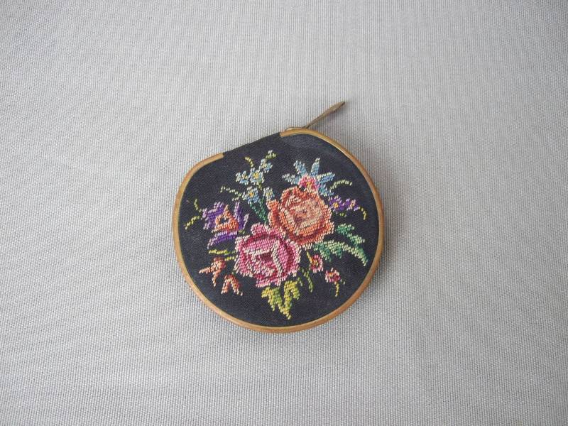 Puderdose Schwarz Bestickt Petit-Point-Stickerei Stoff Rose Mid Century Vintage Petit Point von HamburgVintage