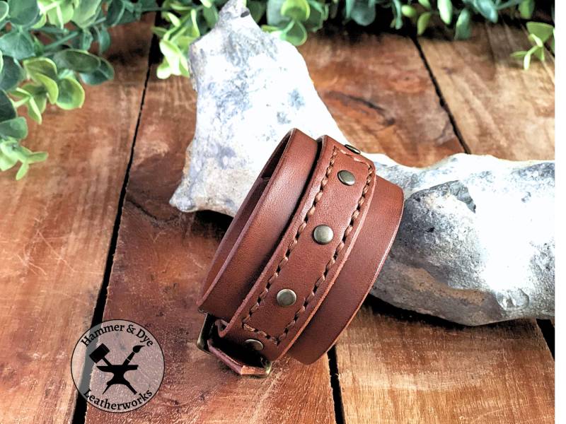 Handgefertigte Leder Arm Band Mit Nieten Und Schnallenverschluss, Verstellbares Breites Unisex Punk Style Armband, Handgefertigtes Armband Im Grunge von HammerAndDye