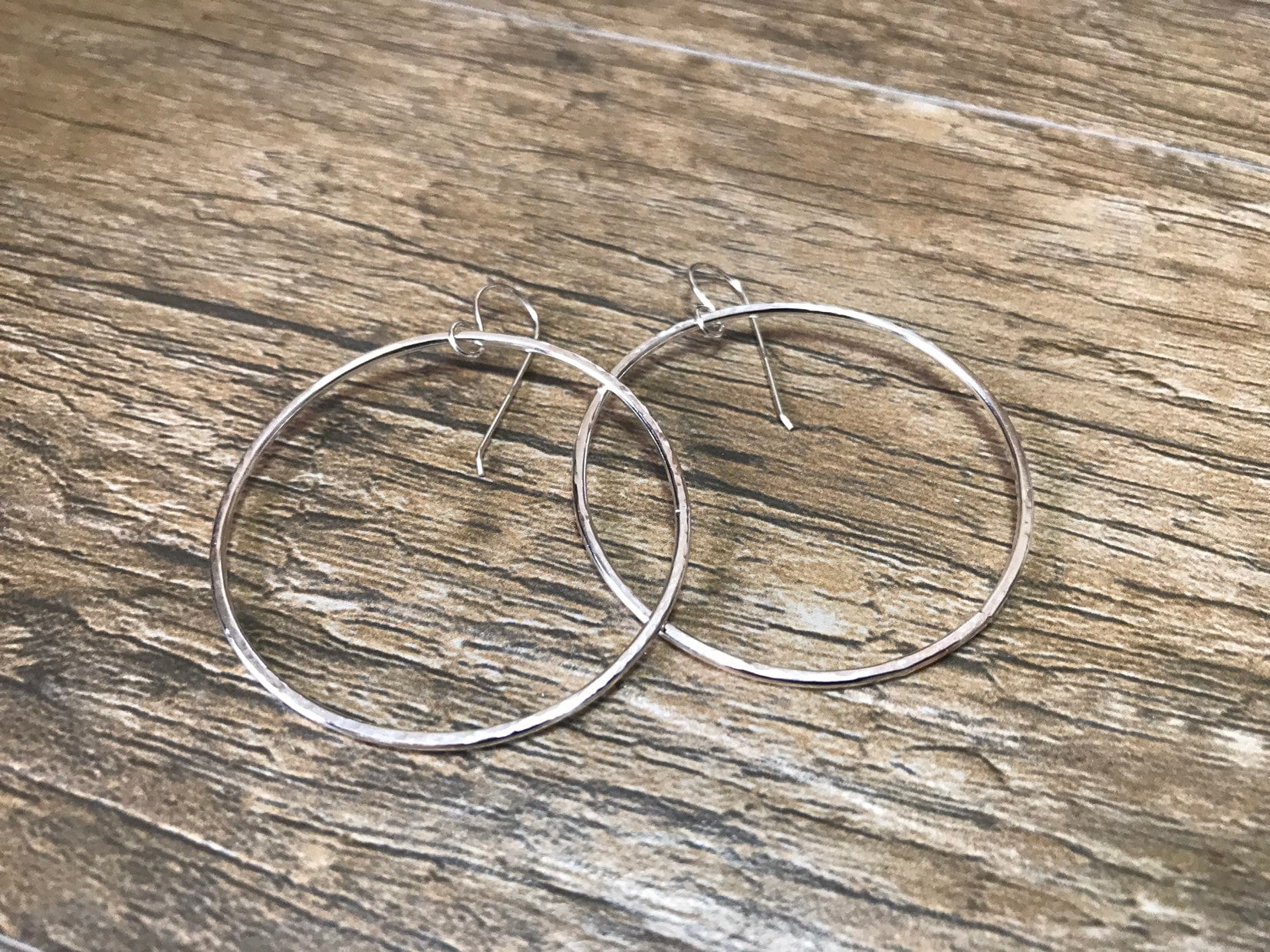 Creolen - Tropfen Sterling Silber Gehämmerte Schwimmende 1 Zoll 1, 5 2 Creolen - Tropfen Sterling Silber Gehämmerte Schwimmende 1 Zoll 1, 5 2 von HammerAndStoneStudio