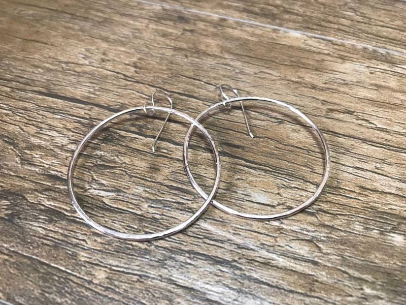 Creolen - Tropfen Sterling Silber Gehämmerte Schwimmende 1 Zoll 1, 5 2 Creolen - Tropfen Sterling Silber Gehämmerte Schwimmende 1 Zoll 1, 5 2 von HammerAndStoneStudio