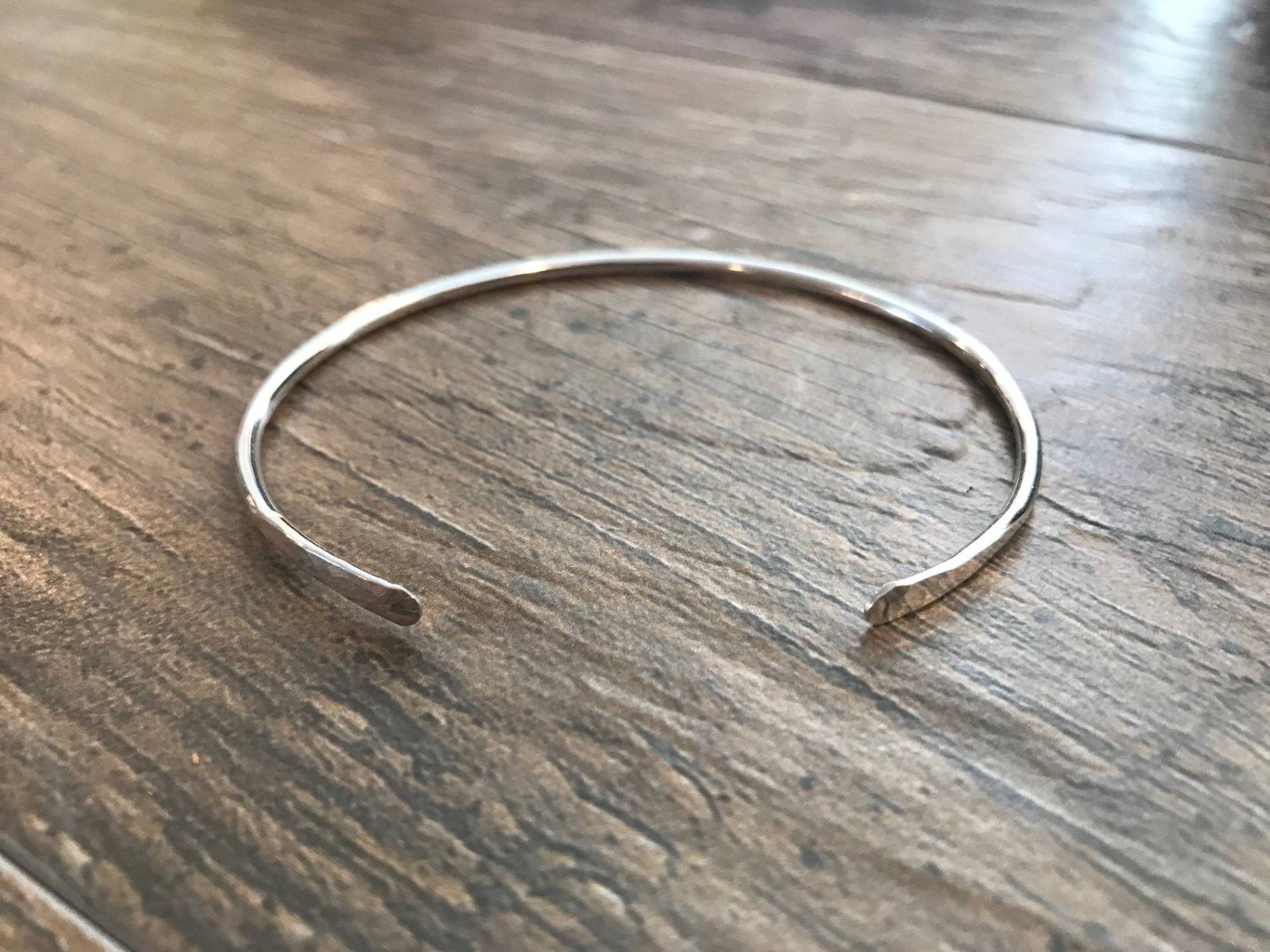 Dünne Sterling Silber Manschette Armband - Gehämmerte Stapeln 12 Gauge Dünne Sterling Silber Manschette Armband - Gehämmerte Stapeln 12 Gauge von HammerAndStoneStudio