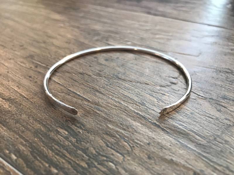 Dünne Sterling Silber Manschette Armband - Gehämmerte Stapeln 12 Gauge von HammerAndStoneStudio