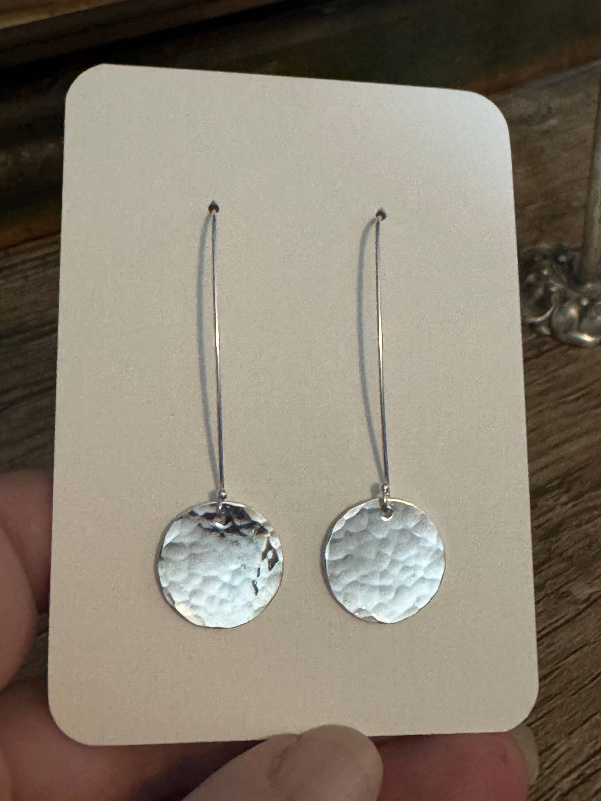 Schöne Sterling Silber Disk Ohrringe - Gehämmerte Lange Ohrringe Schöne Sterling Silber Disk Ohrringe - Gehämmerte Lange Ohrringe von HammerAndStoneStudio