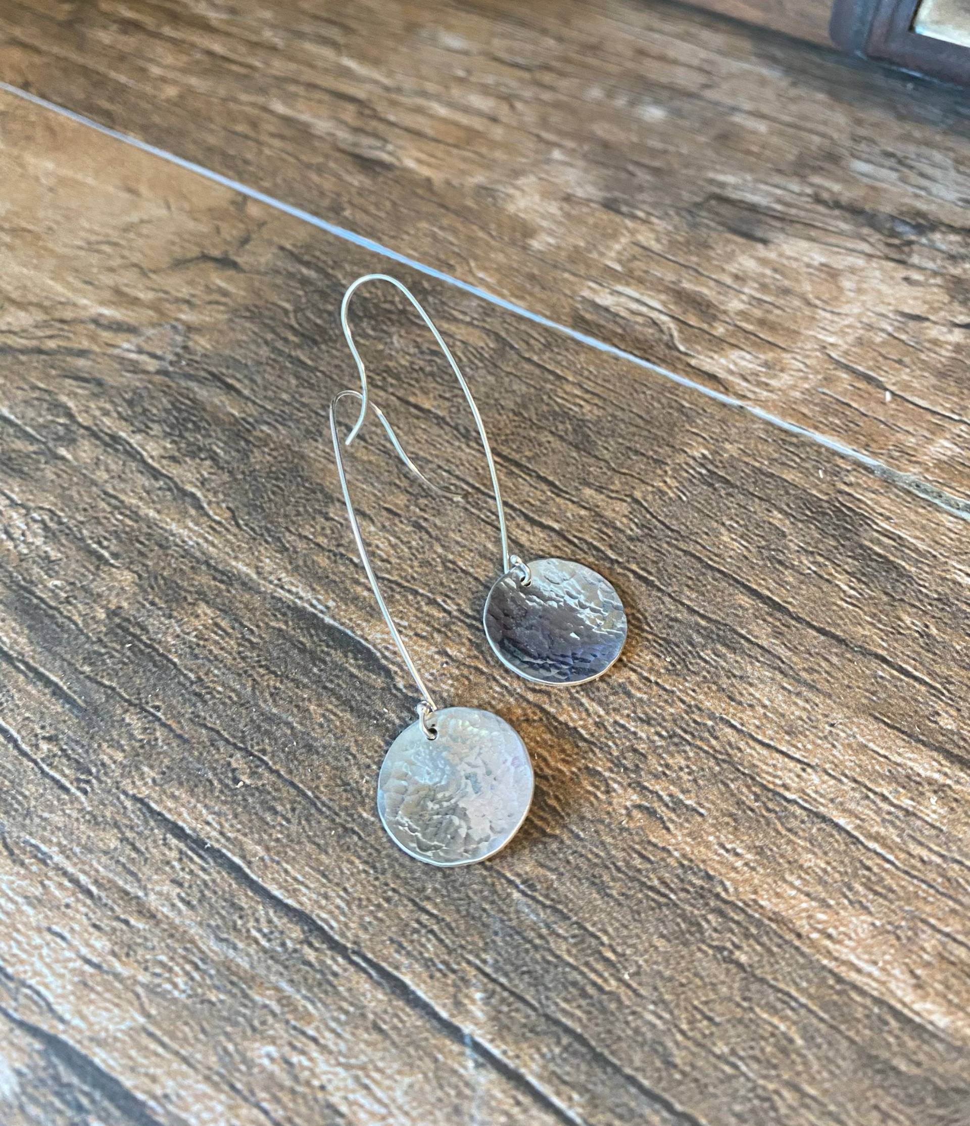 Silberne Disk Ohrringe - Sterling Silber Lange Gehämmerte Ohrring Schmuck Für Jeden Tag Silberne Disk Ohrringe - Sterling Silber Lange Gehämmerte Ohrring Schmuck Für Jeden Tag von HammerAndStoneStudio