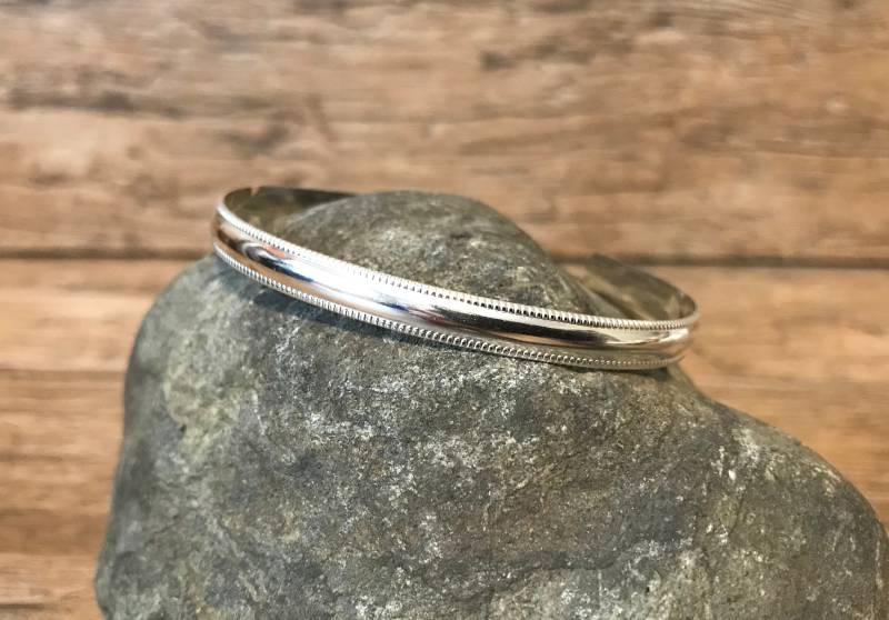 Sterling Silber Stacking Armband - Millgrain Gemustert Cuff von HammerAndStoneStudio