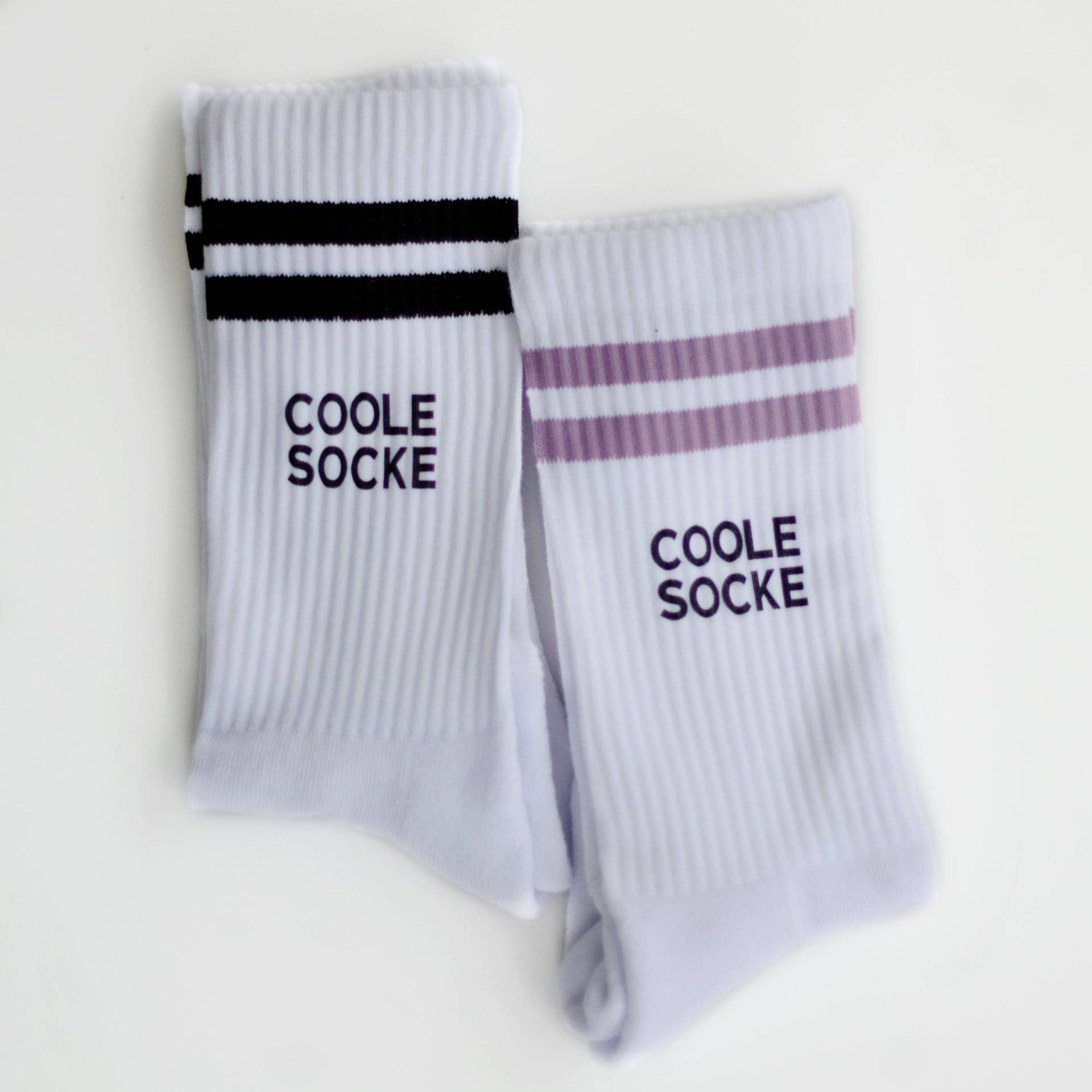 Crew Socks | Tennissocken Personalisierbar Schwarze Und Flieder Streifen Bedruckt Bio-Baumwolle Crew Socks | Tennissocken Personalisierbar Schwarze Und Flieder Streifen Bedruckt Bio-Baumwolle von HammerCraftsDE