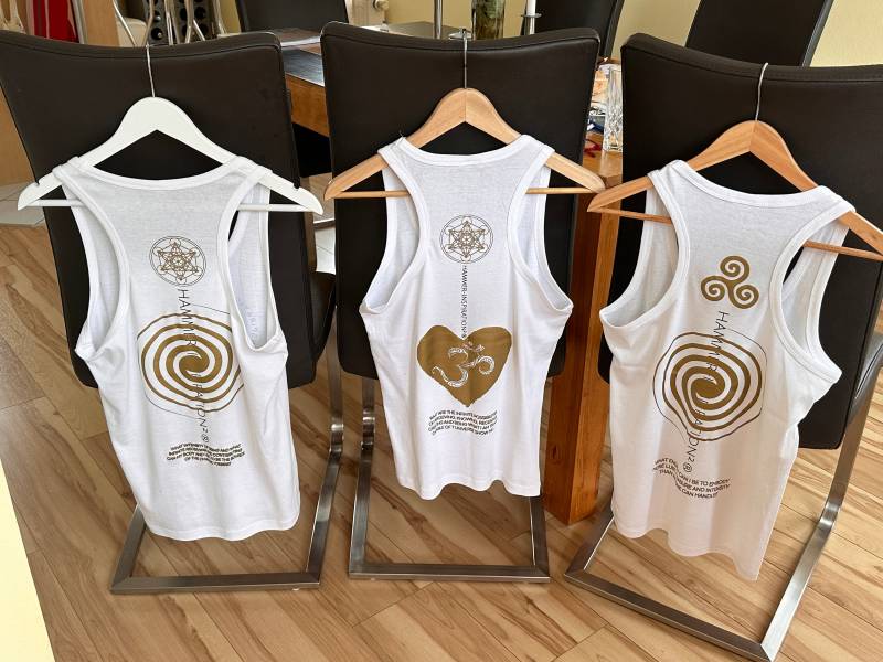 Good Vibes Für Deinen Körper I Inspirations-Kleidung Tank Top Energetisch Veredelt Mit Symbolen & Fragen - Magic Herz + Wirbelsäule von HammerInspiration