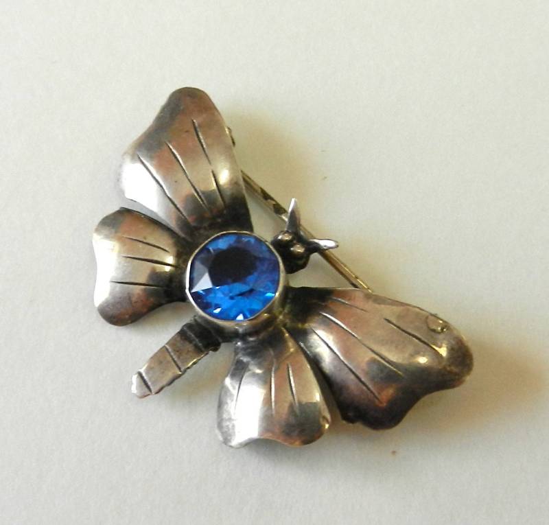 Vintage Boho Waldsterling Silber Schmetterling Brosche Pin Mit Facettierten Hellen Blauen Kristalledelstein von HammeredEdgeStudio