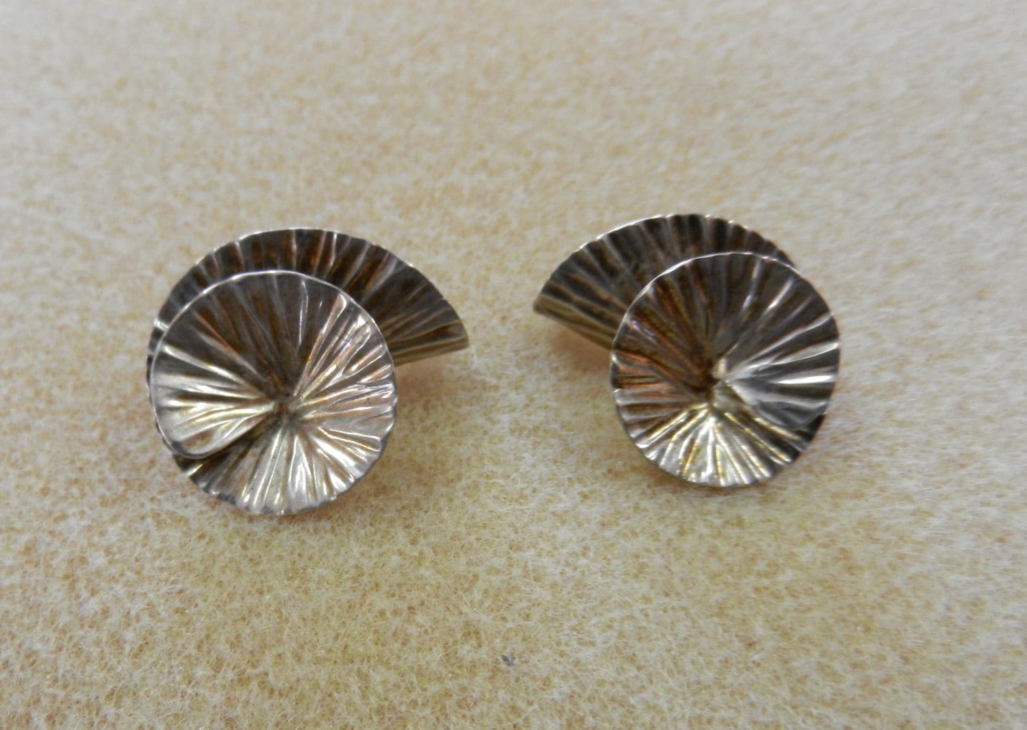 Vintage Handgemachte Sterling Silber Gewundene Fächer Ohrringe Mit Ohrsteckern Für Ohrlöcher Vintage Handgemachte Sterling Silber Gewundene Fächer Ohrringe Mit Ohrsteckern Für Ohrlöcher von HammeredEdgeStudio