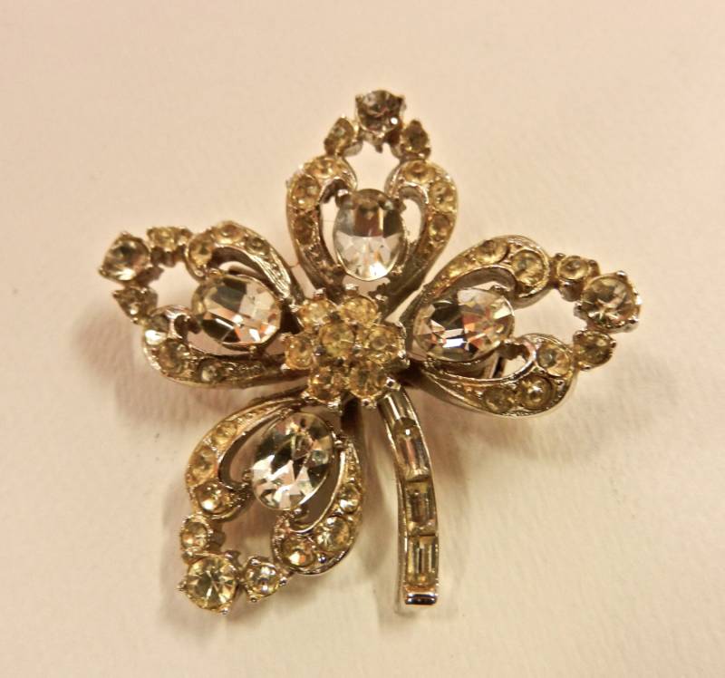 Vintage Vierblättriges Kleeblatt Klar Facettierte Strass Brosche Anhänger Signiert Coro von HammeredEdgeStudio