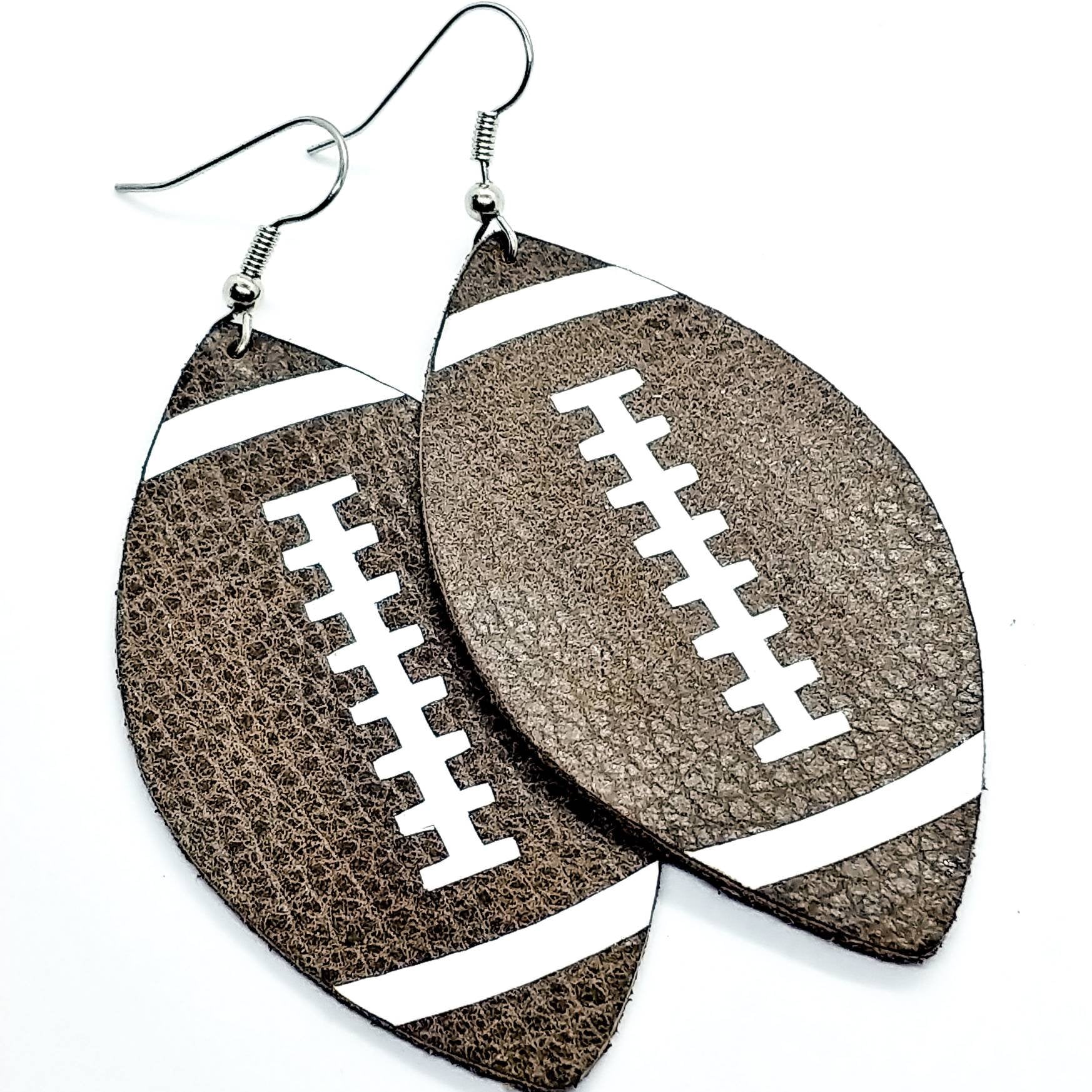 Fußball Leder Ohrringe - 3 Größen Verfügbar Und Sofort Lieferbar Handgefertigt Von Hammered Love Letters Fußball Leder Ohrringe - 3 Größen Verfügbar Und Sofort Lieferbar Handgefertigt Von Hammered Love Letters von HammeredLoveLetters
