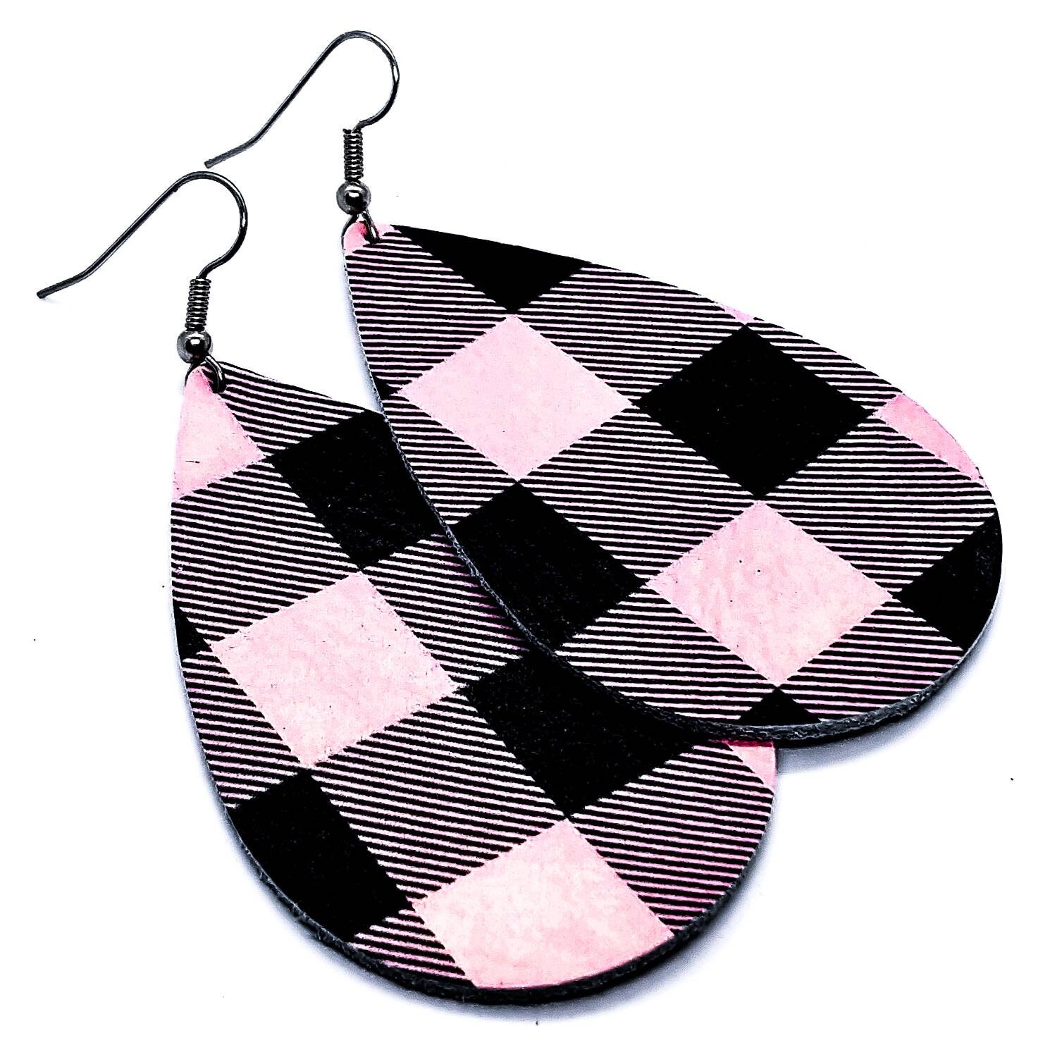 Leder Ohrringe Büffel Karo Kariert Schwarz Mit Rosa Handmade By Hammered Love Letters Leder Ohrringe Büffel Karo Kariert Schwarz Mit Rosa Handmade By Hammered Love Letters von HammeredLoveLetters