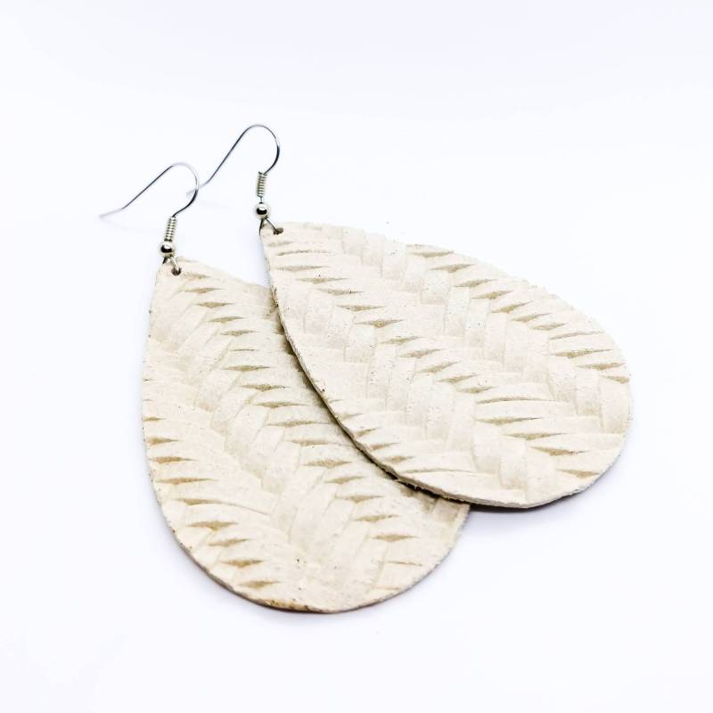 Leder Ohrringe Creme Off White Fishtail Flechtmuster Wählen Sie Ihre Größe Leder Ohrringe Creme Off White Fishtail Flechtmuster Wählen Sie Ihre Größe von HammeredLoveLetters