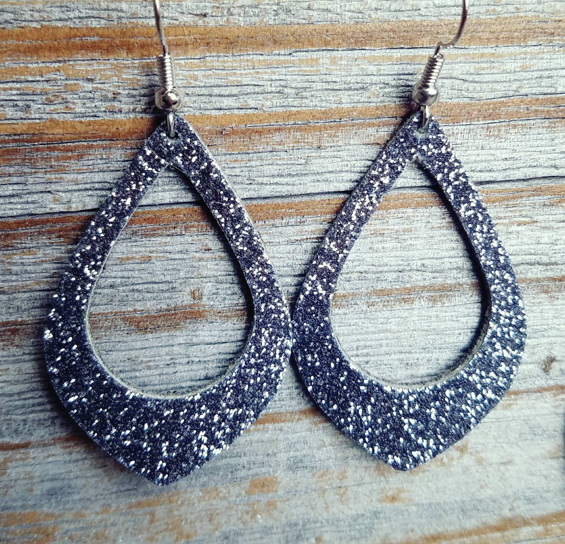 Leder Ohrringe Glitzer Lackleder Gunmetal Wähle Deine Größe Handgemacht By Hammered Love Letters Leder Ohrringe Glitzer Lackleder Gunmetal Wähle Deine Größe Handgemacht By Hammered Love Letters von HammeredLoveLetters