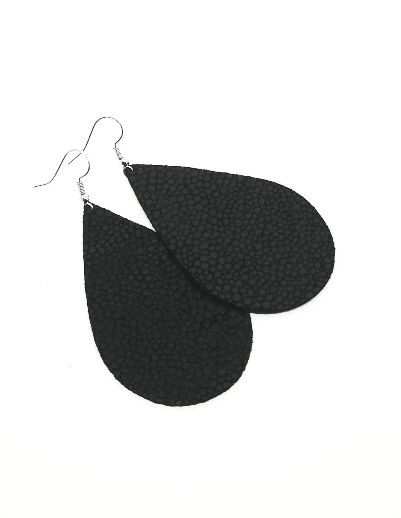 Leder Ohrringe Glitzern Schwarz Schimmer Handgemacht By Hammered Love Letters Leder Ohrringe Glitzern Schwarz Schimmer Handgemacht By Hammered Love Letters von HammeredLoveLetters