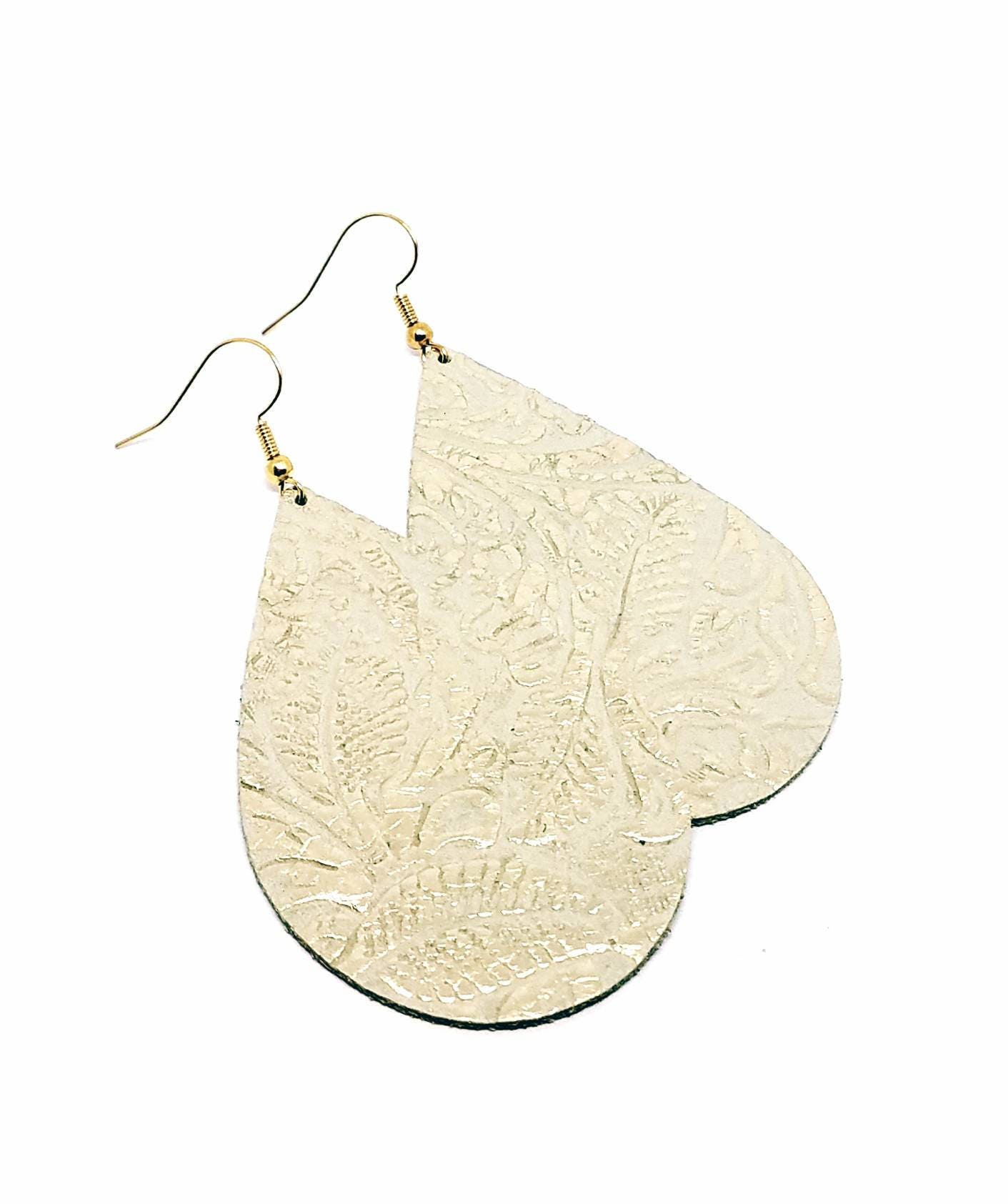 Leder Ohrringe Gold Auf Creme Western Handmade By Hammered Love Letters Leder Ohrringe Gold Auf Creme Western Handmade By Hammered Love Letters von HammeredLoveLetters