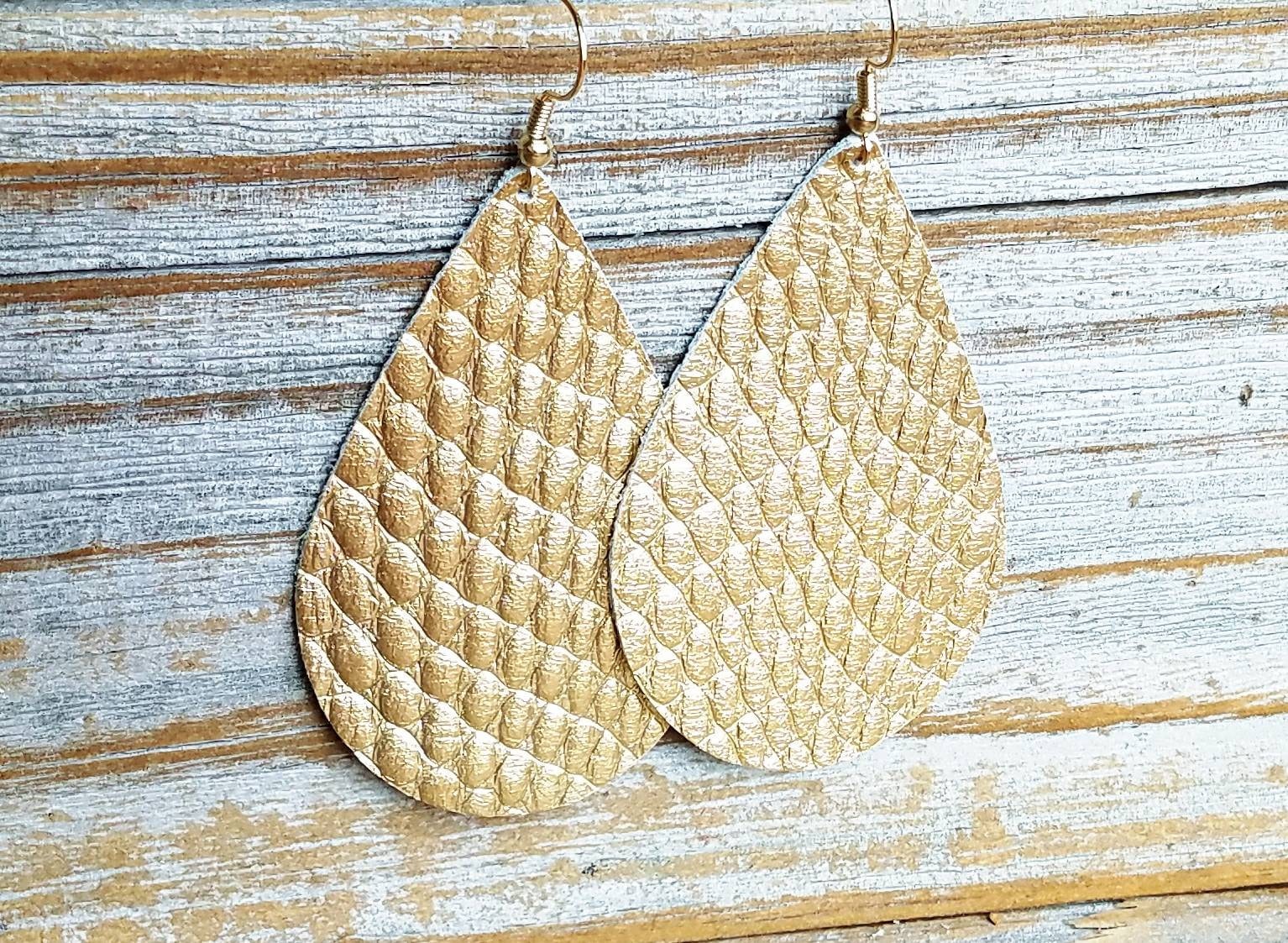 Leder Ohrringe Gold Schlange Geprägtes Handgemacht By Hammered Love Letters Leder Ohrringe Gold Schlange Geprägtes Handgemacht By Hammered Love Letters von HammeredLoveLetters