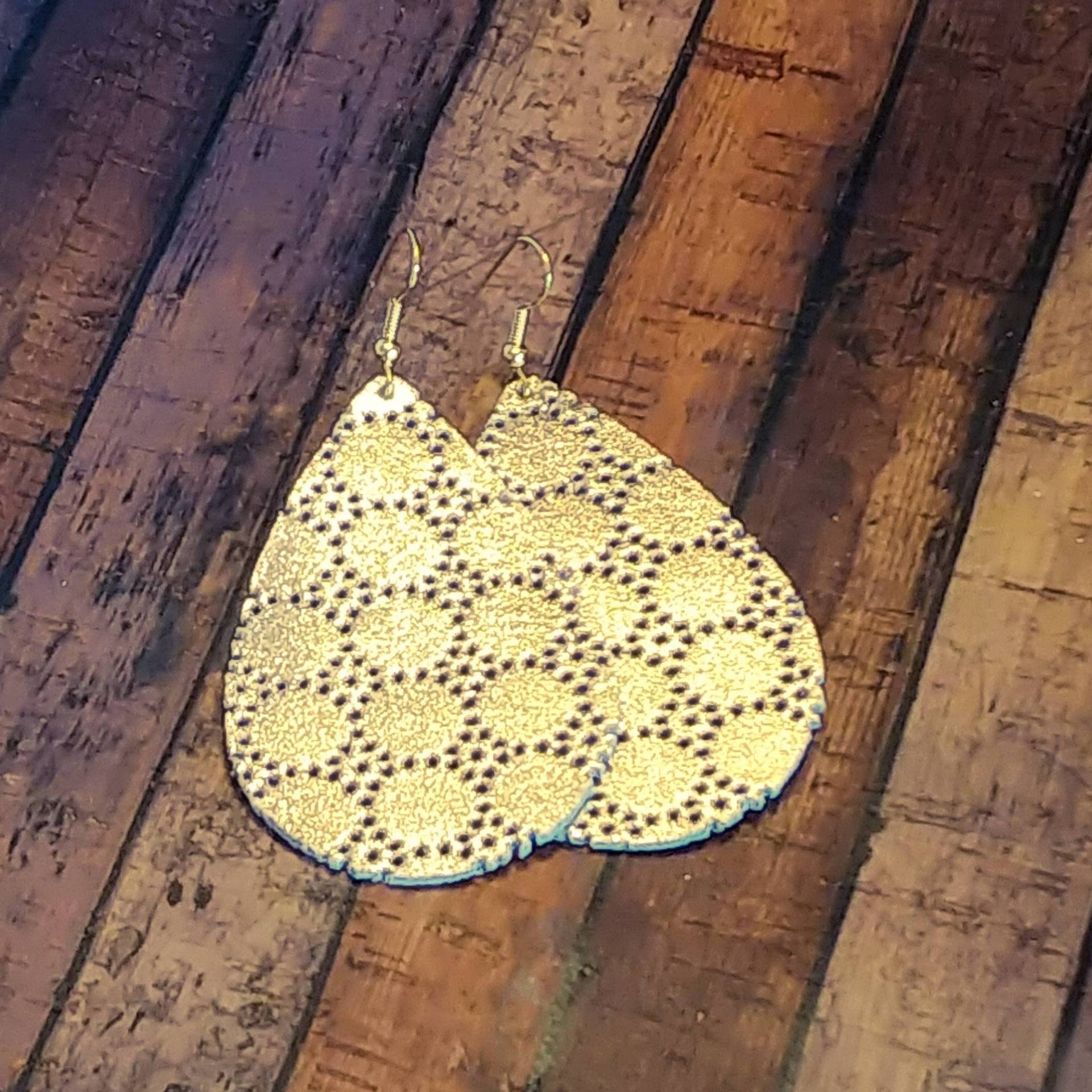 Leder Ohrringe Gold Swiss Dot Dots Leder Handmade By Hammered Love Letters Leder Ohrringe Gold Swiss Dot Dots Leder Handmade By Hammered Love Letters von HammeredLoveLetters