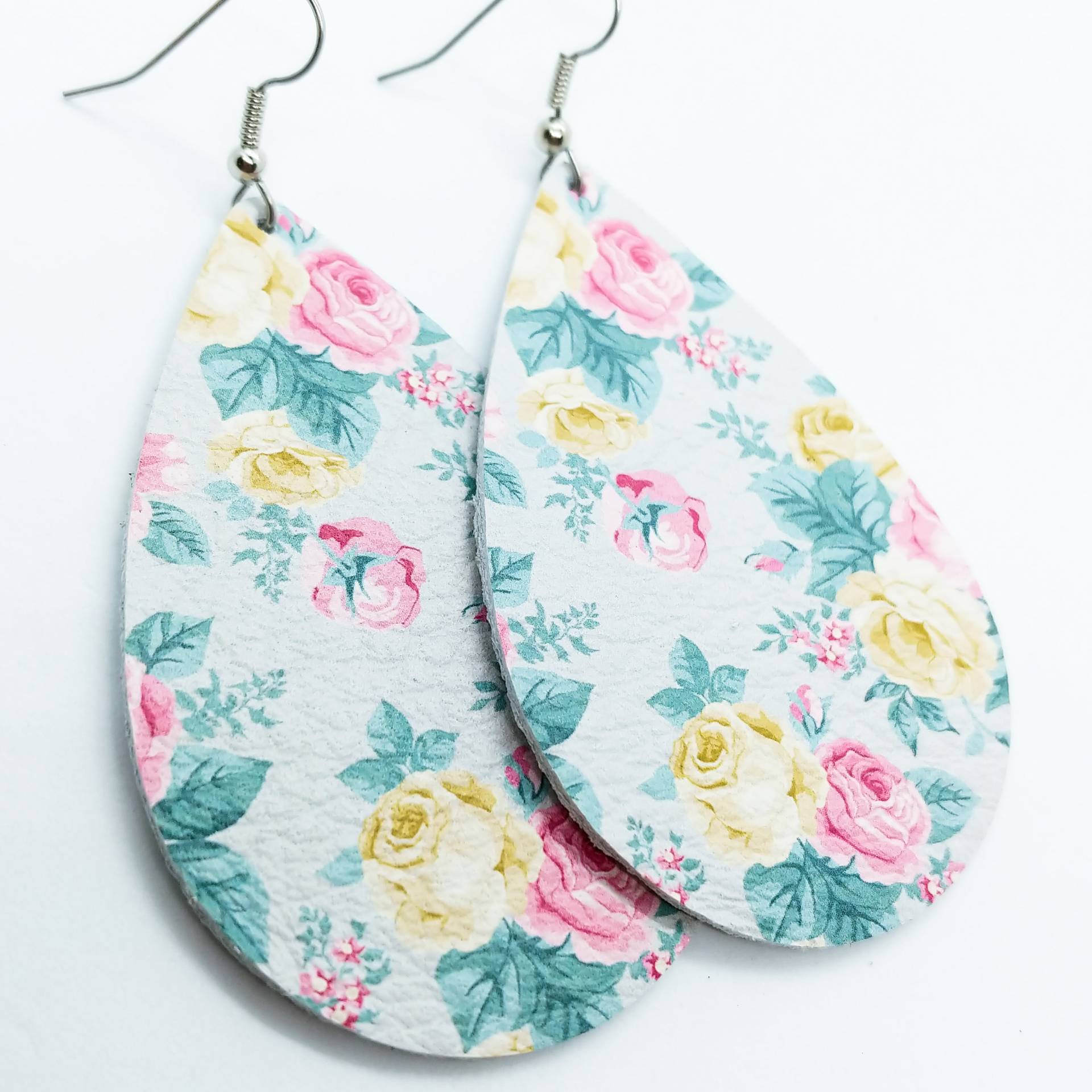 Leder Ohrringe Hellblau Floral Handgemacht By Hammered Love Letters Leder Ohrringe Hellblau Floral Handgemacht By Hammered Love Letters von HammeredLoveLetters