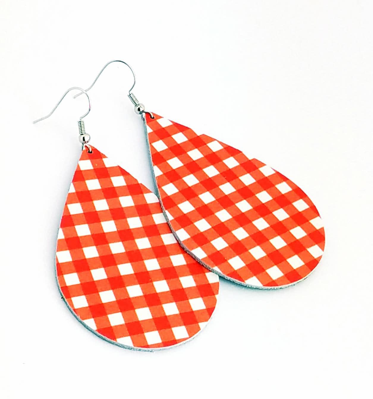 Leder Ohrringe Mini Büffel Kariert Rot Weiß Picknick Decke Größe Auswählen Leder Ohrringe Mini Büffel Kariert Rot Weiß Picknick Decke Größe Auswählen von HammeredLoveLetters