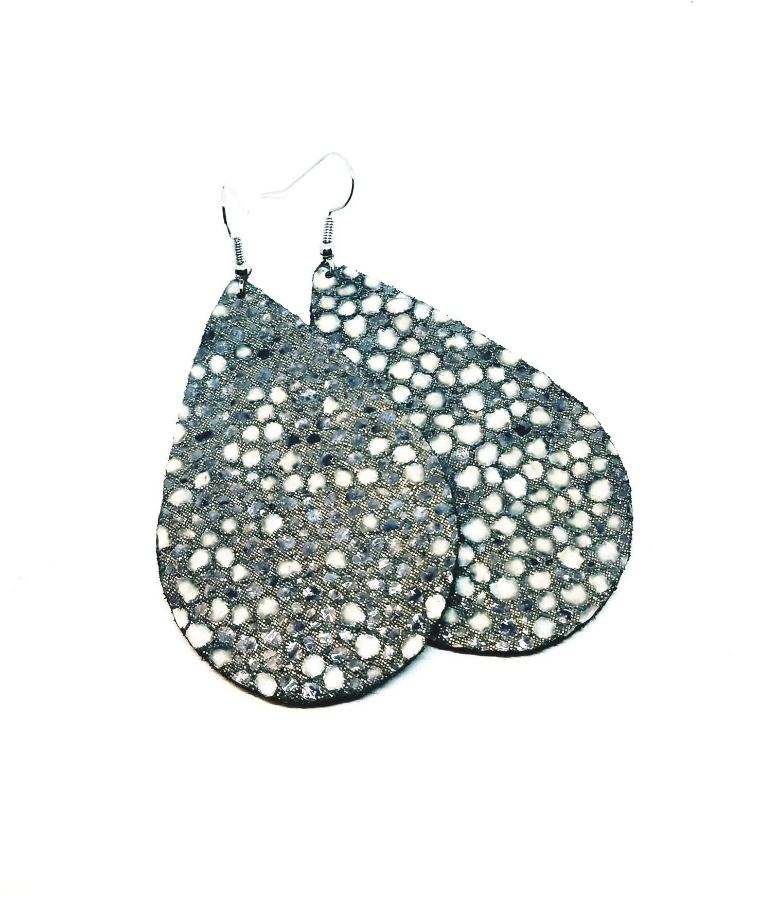 Leder Ohrringe Mittelgrau Rochenleder Handgemacht By Hammered Love Letters Leder Ohrringe Mittelgrau Rochenleder Handgemacht By Hammered Love Letters von HammeredLoveLetters