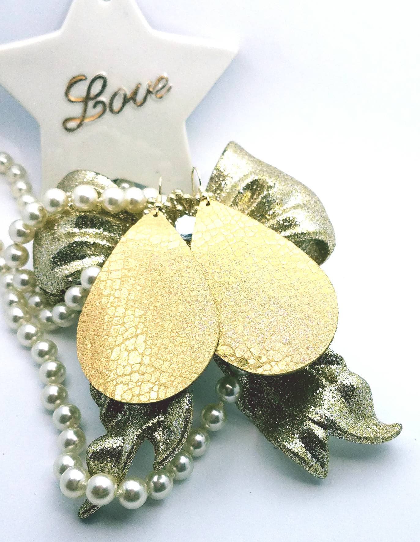 Leder Ohrringe Ohrringe Gold Metallic Halo Handmade By Hammered Love Letters Leder Ohrringe Ohrringe Gold Metallic Halo Handmade By Hammered Love Letters von HammeredLoveLetters