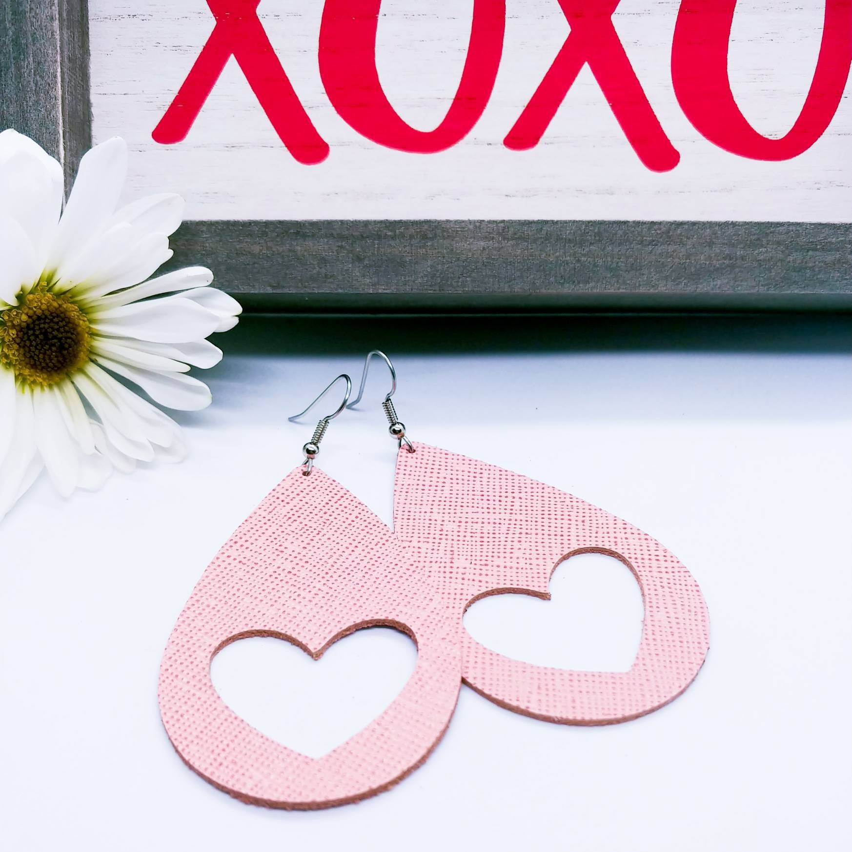 Leder Ohrringe Pink Mit Herz Cut Outs Valentinstags Special Handgefertigt Von Hammered Love Letters Leder Ohrringe Pink Mit Herz Cut Outs Valentinstags Special Handgefertigt Von Hammered Love Letters von HammeredLoveLetters