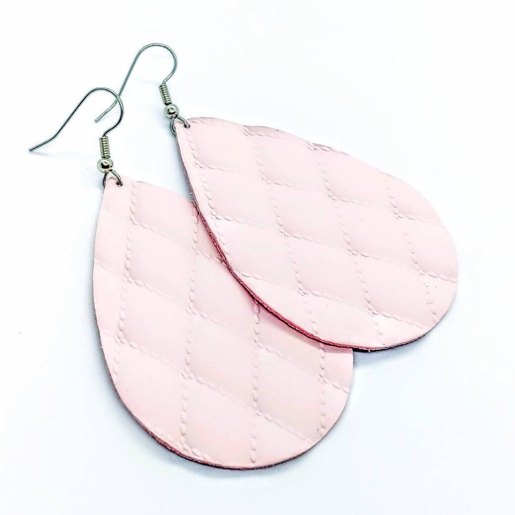 Leder Ohrringe Rosa Gestepptes Muster Handgemacht By Hammered Love Letters Leder Ohrringe Rosa Gestepptes Muster Handgemacht By Hammered Love Letters von HammeredLoveLetters