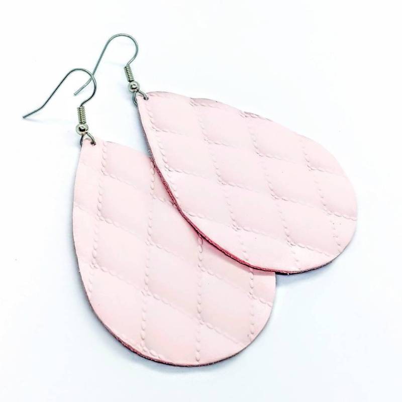 Leder Ohrringe Rosa Gestepptes Muster Handgemacht By Hammered Love Letters von HammeredLoveLetters