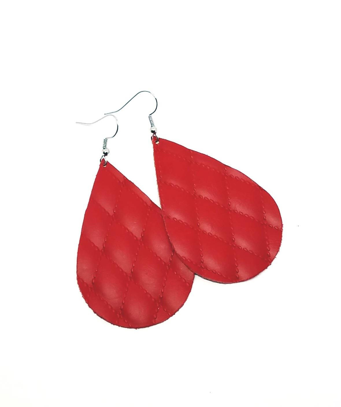 Leder Ohrringe Rot Gesteppt Muster Handgemacht By Hammered Love Letters Leder Ohrringe Rot Gesteppt Muster Handgemacht By Hammered Love Letters von HammeredLoveLetters