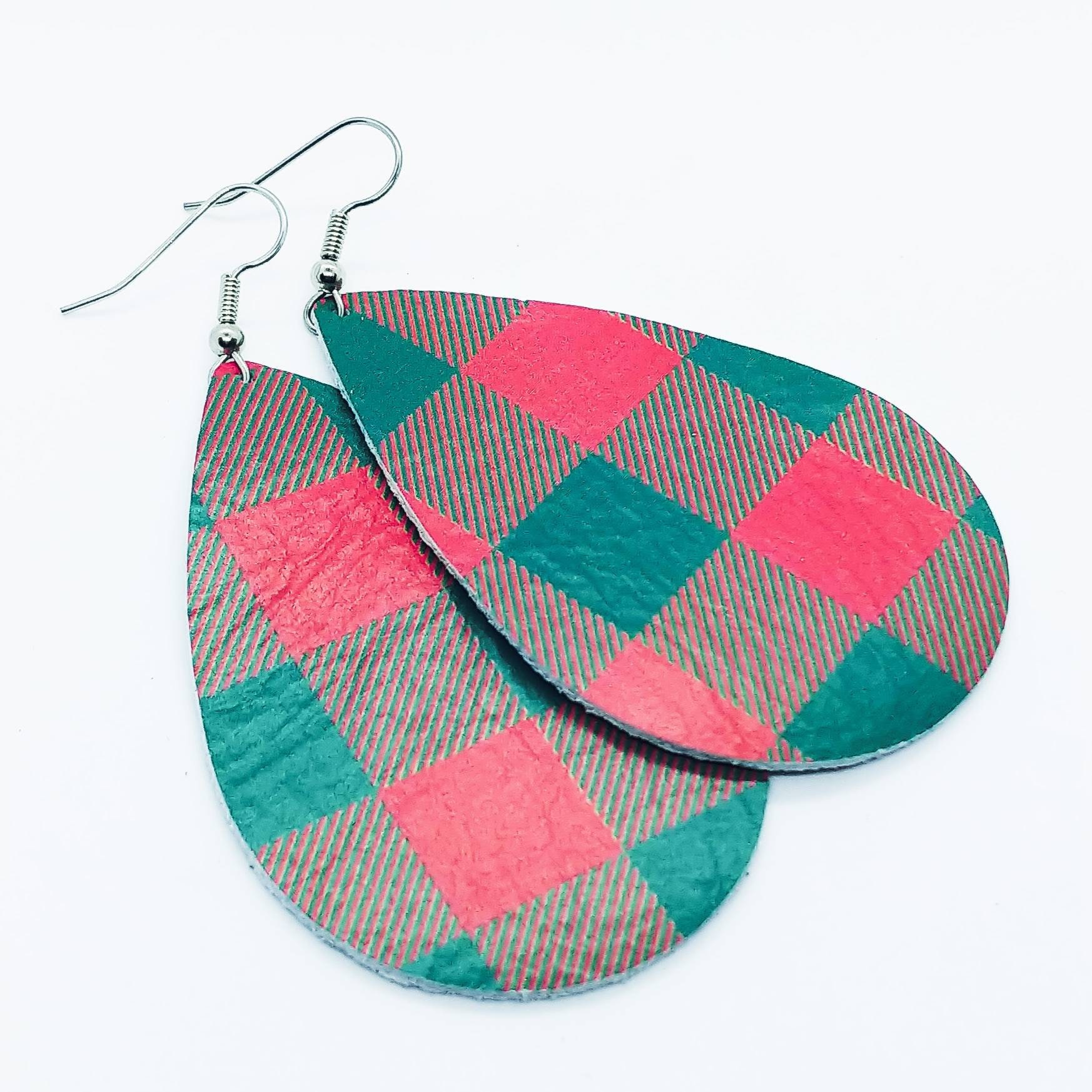 Leder Ohrringe Rot Mit Grünem Büffelkaro Büffel Kariert Handgefertigt By Hammered Love Letters Leder Ohrringe Rot Mit Grünem Büffelkaro Büffel Kariert Handgefertigt By Hammered Love Letters von HammeredLoveLetters