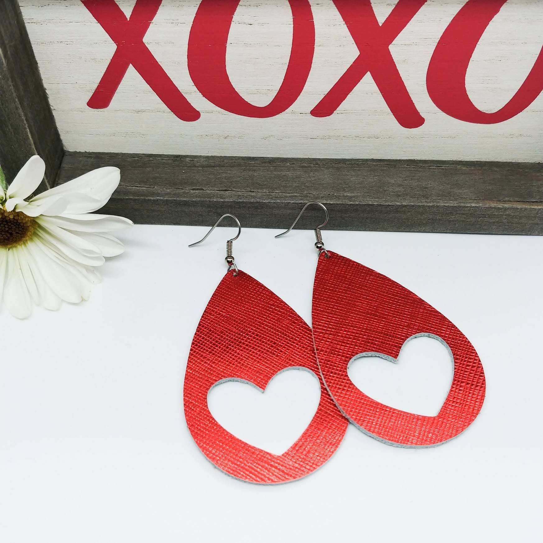 Leder Ohrringe Rotes Herz Cut Outs Valentinstag Special Handgemacht Von Hammered Love Letters Leder Ohrringe Rotes Herz Cut Outs Valentinstag Special Handgemacht Von Hammered Love Letters von HammeredLoveLetters