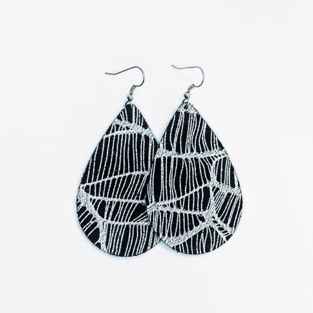 Leder Ohrringe Schwarz Weiß Gewebtes Handgemacht By Hammered Love Letters Leder Ohrringe Schwarz Weiß Gewebtes Handgemacht By Hammered Love Letters von HammeredLoveLetters