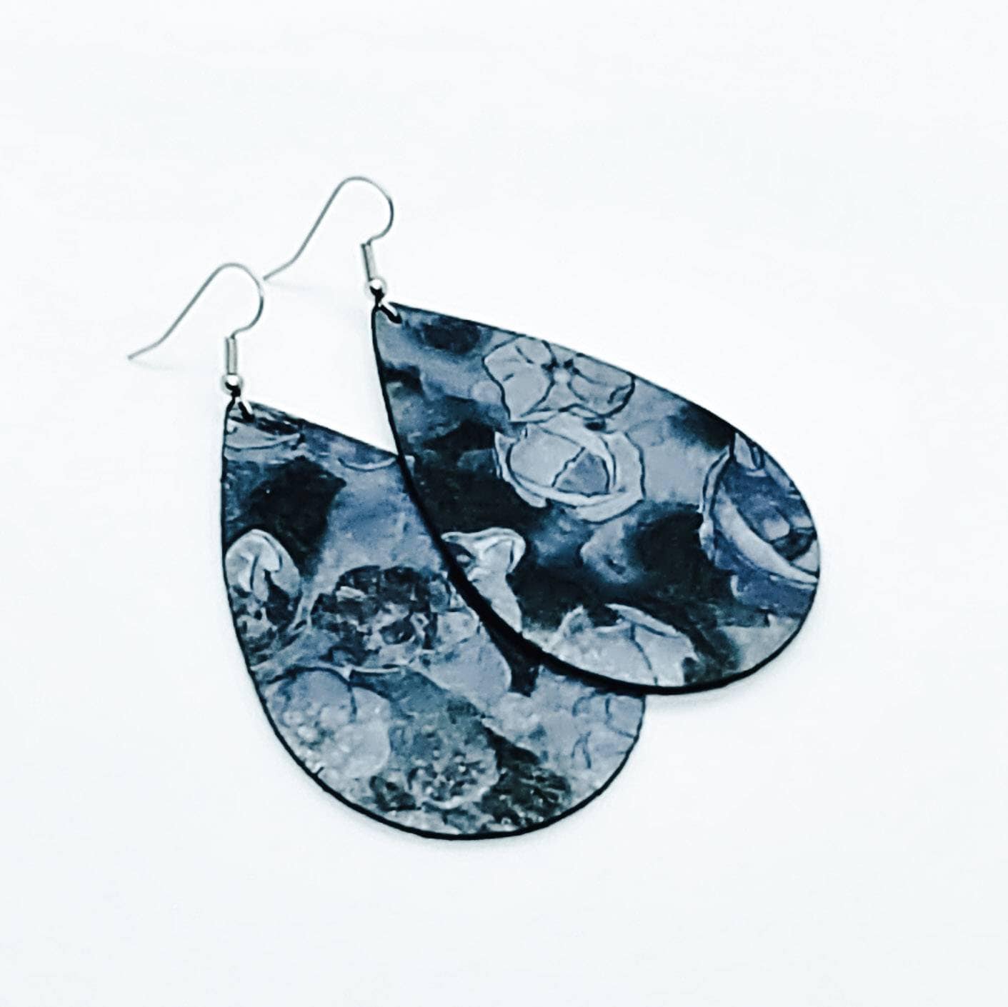 Leder Ohrringe Schwarz Weiß Grau Floral Bedrucktes Handgemacht By Hammered Love Letters Leder Ohrringe Schwarz Weiß Grau Floral Bedrucktes Handgemacht By Hammered Love Letters von HammeredLoveLetters