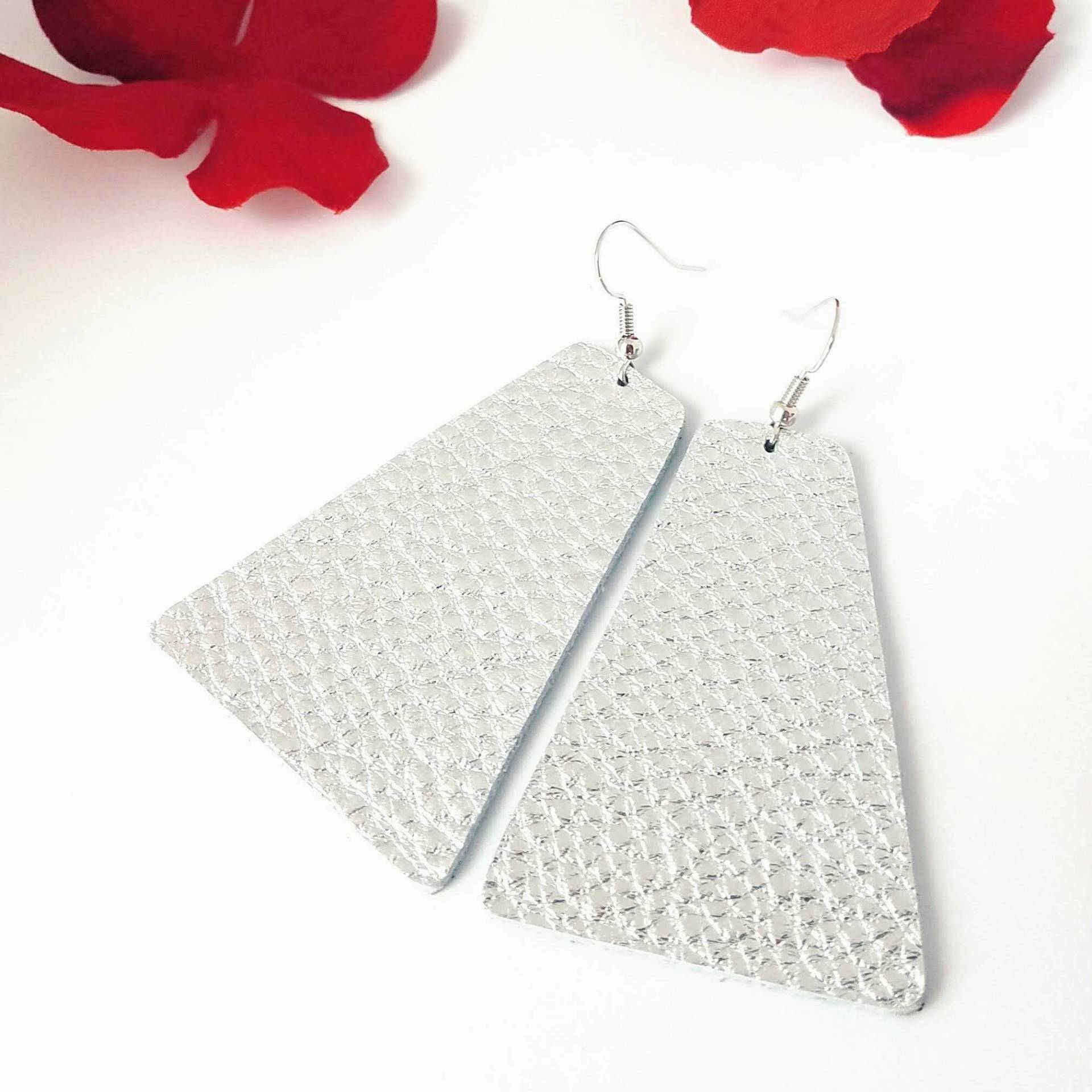 Leder Ohrringe Silber Edelstein Neue Form Medium Handgefertigt Von Hammered Love Letters Leder Ohrringe Silber Edelstein Neue Form Medium Handgefertigt Von Hammered Love Letters von HammeredLoveLetters