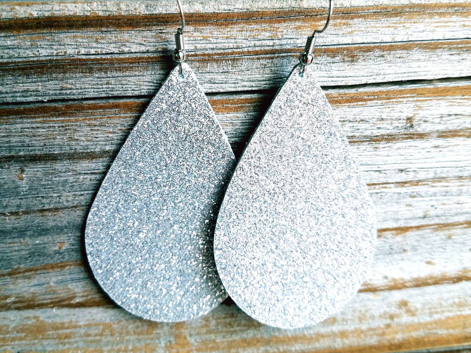 Leder Ohrringe Silber Glitzer Metallic Lackleder Handmade By Hammered Love Letters Leder Ohrringe Silber Glitzer Metallic Lackleder Handmade By Hammered Love Letters von HammeredLoveLetters