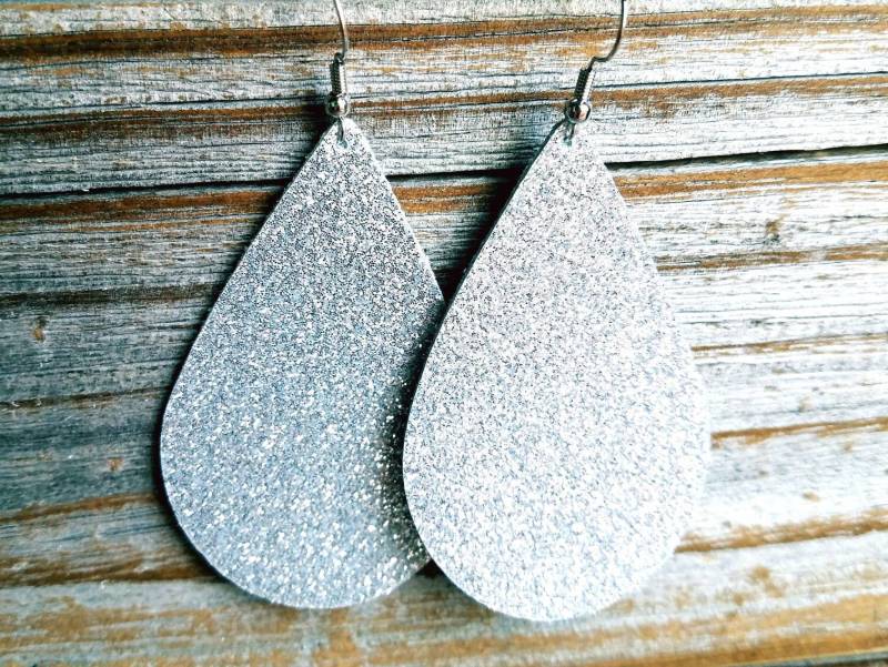 Leder Ohrringe Silber Glitzer Metallic Lackleder Handmade By Hammered Love Letters Leder Ohrringe Silber Glitzer Metallic Lackleder Handmade By Hammered Love Letters von HammeredLoveLetters