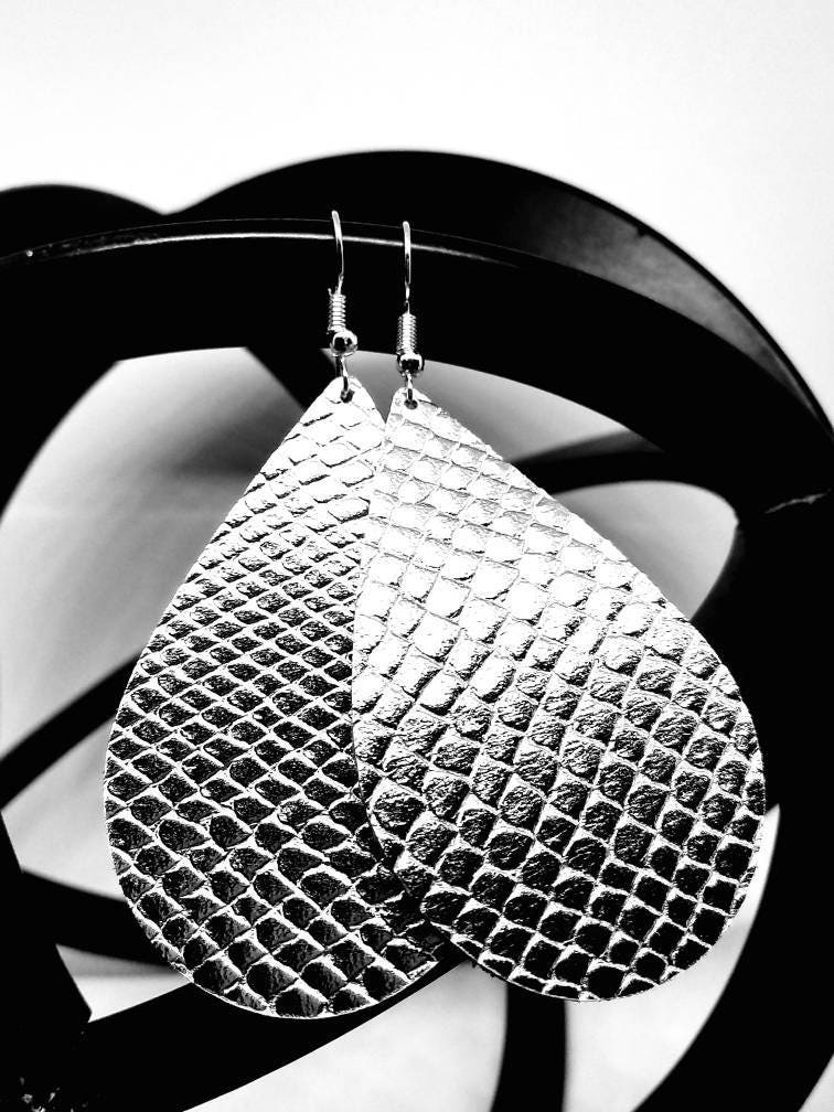 Leder Ohrringe Silber Metallic Fischschuppe Handgemacht By Hammered Love Letters Leder Ohrringe Silber Metallic Fischschuppe Handgemacht By Hammered Love Letters von HammeredLoveLetters